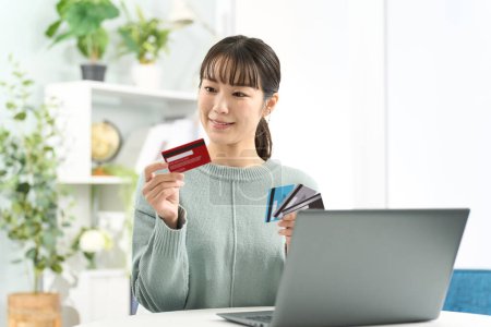 Asiatique femme choisir une carte de crédit