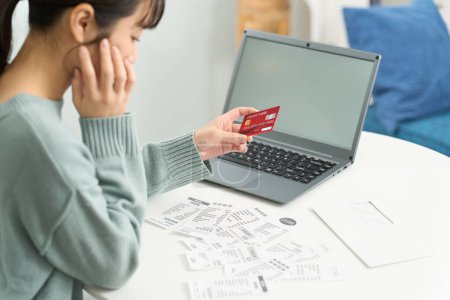 Una mujer que se preocupa por el uso excesivo de tarjetas de crédito
