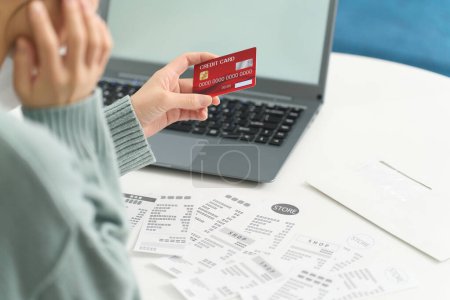 Eine Frau, die sich Sorgen über die übermäßige Nutzung von Kreditkarten macht