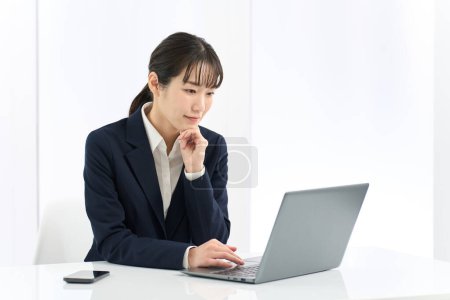 Téléchargez les photos : Femme d'affaires regardant le site de changement d'emploi - en image libre de droit