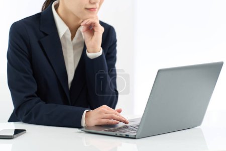 Femme d'affaires regardant le site de changement d'emploi