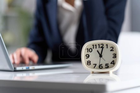 Téléchargez les photos : Femme d'affaires travaillant de longues heures - en image libre de droit
