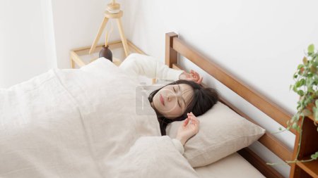asiatique femme dormir dans lit