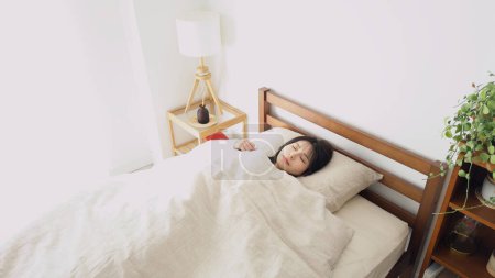 asiatische Frau schlafen in Bett