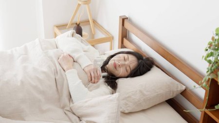 Foto de Asiático mujer durmiendo en cama - Imagen libre de derechos