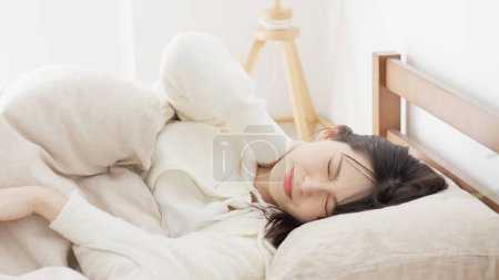 Téléchargez les photos : Asian woman who can't sleep because of the heat - en image libre de droit
