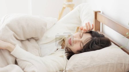 Asiatique femme qui ne peut pas dormir à cause de la chaleur