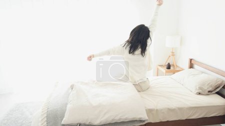 A woman who wakes up and stretches