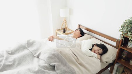 Mujer incapaz de dormir debido a ronquidos fuertes