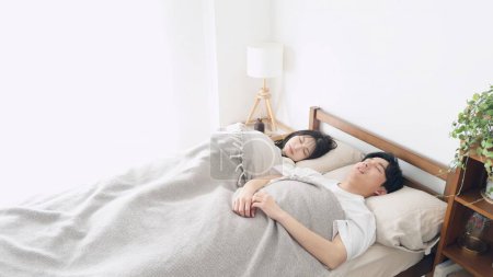 asiático pareja durmiendo en cama