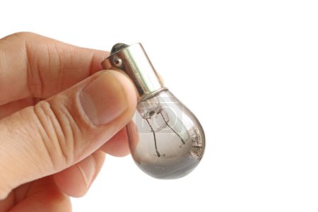 Téléchargez les photos : Main tenant une ampoule incandescente soufflée sur fond blanc - en image libre de droit