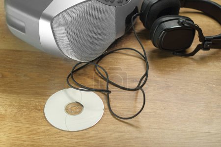 Foto de Disco compacto con reproductor de CD y auriculares en segundo plano - Imagen libre de derechos