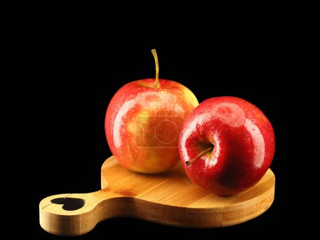 Téléchargez les photos : Deux pommes mûres sur le fond et fond noir - en image libre de droit