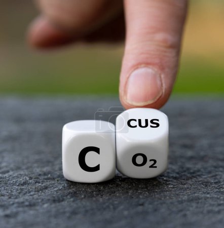 Foto de Símbolo para la captura, utilización y almacenamiento de carbono (CCUS). La mano gira los dados y cambia la expresión Co2 a CCUS. - Imagen libre de derechos