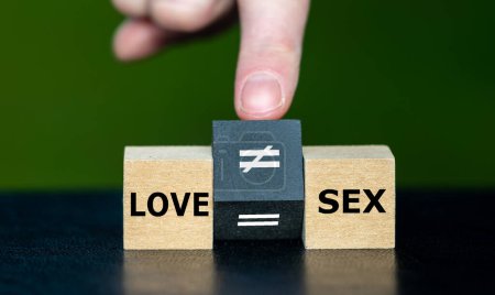 Foto de Símbolo de que el sexo no es igual al amor. La mano se vuelve cubo y cambia la ecuación 'amor igual al sexo' a 'amor desigual al sexo'. - Imagen libre de derechos