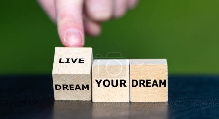 Téléchargez les photos : Main tourne cube en bois et change l'expression "rêve ton rêve" pour "vivre ton rêve". - en image libre de droit