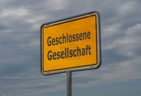 Téléchargez les photos : Signez avec l'expression allemande 'geschlossene Gesellschaft' (société fermée)). - en image libre de droit