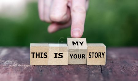 Foto per Mano gira cubo di legno e cambia l'espressione 'questa è la tua storia' a 'questa è la mia storia'. - Immagine Royalty Free