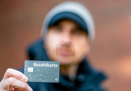 Foto de Refugiado con tarjeta de pago (Bezahlkarte) en Alemania. Símbolo de la nueva tarjeta de pago para refugiados en Alemania. - Imagen libre de derechos