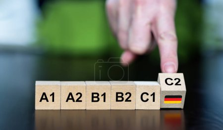 Symbol für das Erlernen der deutschen Sprache. Holzwürfel zeigen den Schwierigkeitsgrad A1 bis C2.