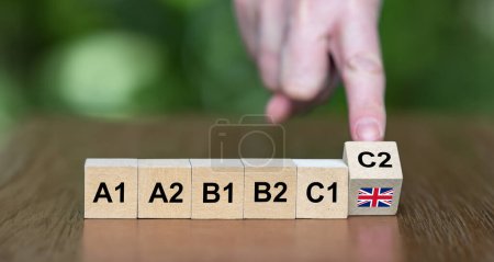 Téléchargez les photos : Symbole pour apprendre la langue anglaise. Cubes en bois montrent le niveau de compétence A1 à C2. - en image libre de droit