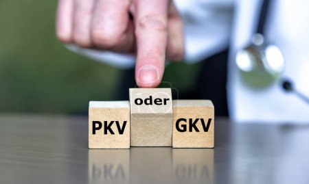 Cubos forman la expresión alemana 'PKV oder GKV' (seguro de enfermedad privado o seguro de salud pública).