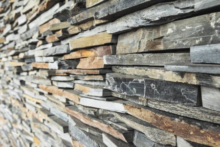 Foto de Primer plano de una pila de tablones de madera seca en bruto, almacenados como materiales de construcción o para calefacción. - Imagen libre de derechos