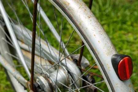 Téléchargez les photos : Gros plan d'une roue arrière d'un vélo vintage rouillé et minable debout à l'extérieur. - en image libre de droit