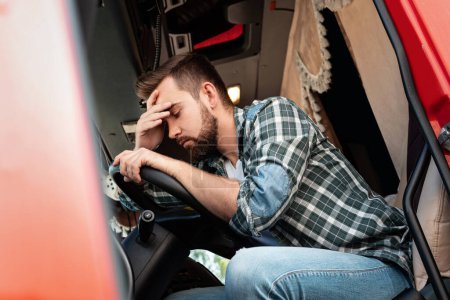 Porträt eines müden Lastwagenfahrers, der sich schläfrig und krank fühlt