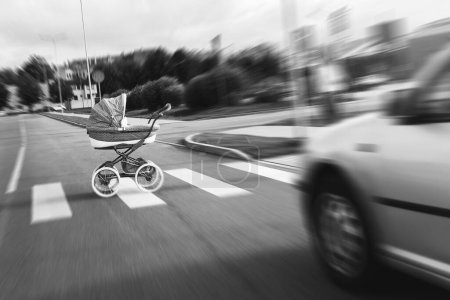 Autounfall auf dem Fußgängerüberweg. Fahrzeug rammt Kinderwagen mit hoher Geschwindigkeit Sicherheitskonzepte, Straßenverkehrsordnung und Versicherung. Bewegungsunschärfeeffekt angewendet.