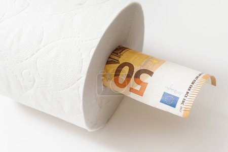 Foto de Primer plano de billete de cincuenta euros puesto dentro de un rollo de papel higiénico. Concepto de escasez esencial durante la pandemia de covid-19. - Imagen libre de derechos