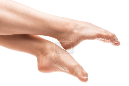 Téléchargez les photos : Gros plan des pieds féminins avec une peau lisse et douce après le traitement d'épilation - en image libre de droit