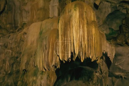 Foto de Natural oscura y aterradora cueva subterránea con estalactitas de piedra de forma extraña. - Imagen libre de derechos
