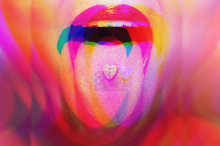 Foto de Mujer joven con coloridas píldoras de drogas psicoactivas en su lengua teniendo viaje psicodélico con alucinaciones - Imagen libre de derechos
