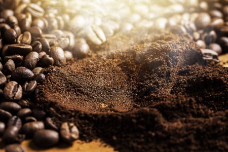 Téléchargez les photos : Gros plan des grains de café et du café moulu sur la surface en bois - en image libre de droit