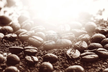 Foto de Primer plano de granos de café tostados y chocolate negro rallado - Imagen libre de derechos