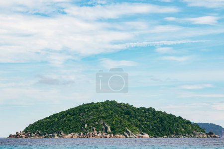 Téléchargez les photos : Île méridionale désolée avec une côte rocheuse et une surface de forêt tropicale luxuriante. - en image libre de droit
