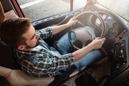 Téléchargez les photos : Conducteur professionnel de camion masculin conduisant son gros véhicule - en image libre de droit
