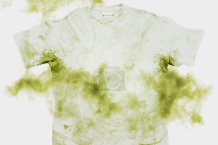 Téléchargez les photos : Gros plan de t-shirt sale et malodorant sur fond blanc - en image libre de droit