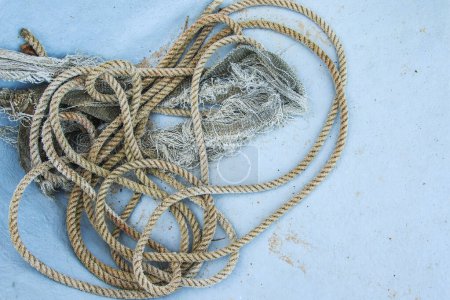 Foto de Primer plano de bobina de cuerda náutica enredada en el fondo de un casco de barco pesquero. - Imagen libre de derechos