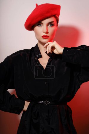 Téléchargez les photos : Portrait de mode de jeune belle femme portant un béret rouge - en image libre de droit