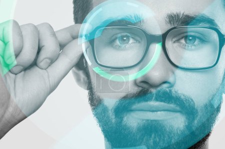Foto de Primer plano del hombre que usa gafas inteligentes de realidad aumentada con una pantalla HUD - Imagen libre de derechos