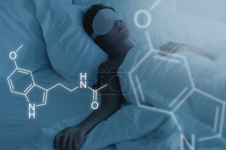 Melatonin-Skelettformel und schlafende Frau während der Nacht