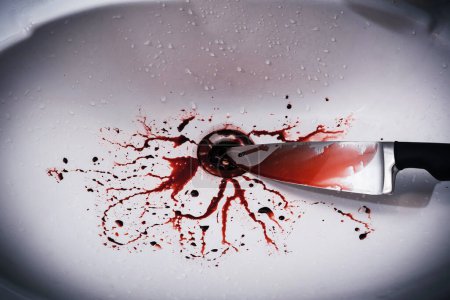 Foto de Primer plano del lavabo del baño sucio con salpicadura de sangre y cuchillo - Imagen libre de derechos