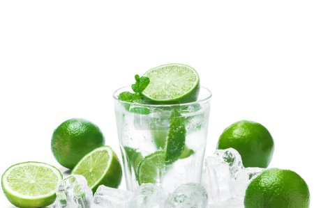 Foto de Copa de cóctel Highball Mojito o bebida refrescante con lima y menta sobre fondo blanco - Imagen libre de derechos