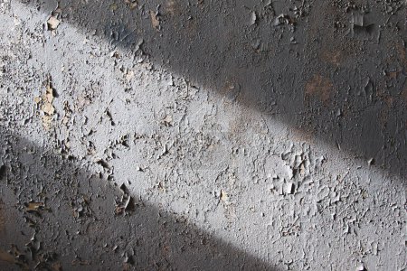 Foto de Primer plano de una pared asquerosa sucia con pintura pelada en un edificio abandonado. - Imagen libre de derechos