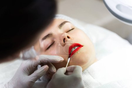 Foto de Artista de maquillaje permanente profesional y su cliente durante el procedimiento de rubor labial - Imagen libre de derechos