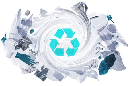 Montón de residuos plásticos y símbolo de reciclaje. Conceptos de reciclado de plástico o lavado verde.