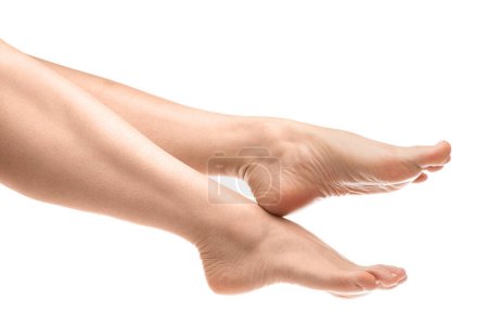 Primer plano de los pies femeninos con una piel suave y suave después del tratamiento de depilación