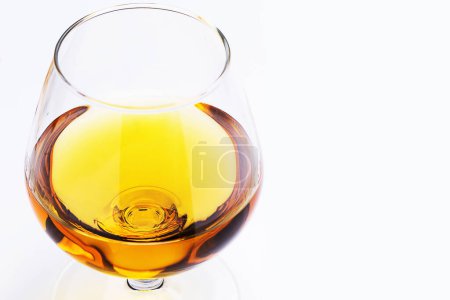 Téléchargez les photos : Gros plan de verre snifter rempli d'un brandy sur fond blanc - en image libre de droit